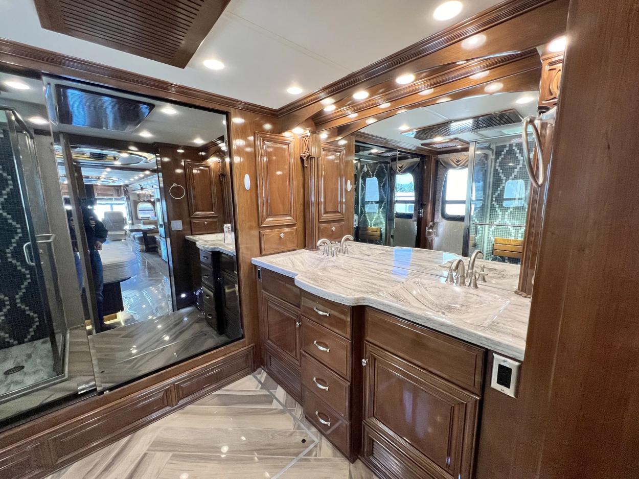 2015 Newmar Essex 4503 | Photo 16 of 29