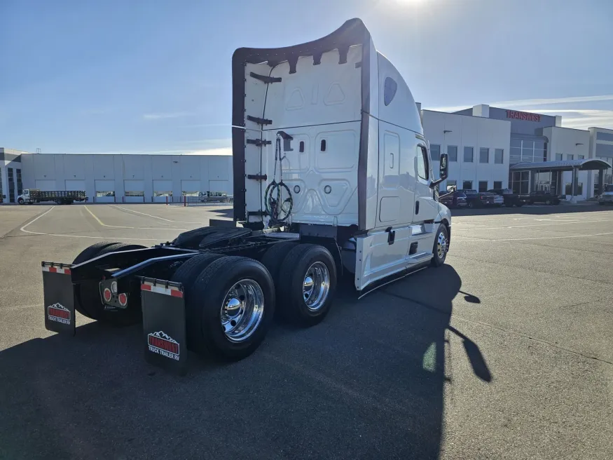 2024 Freightliner Cascadia | Photo 7 of 23