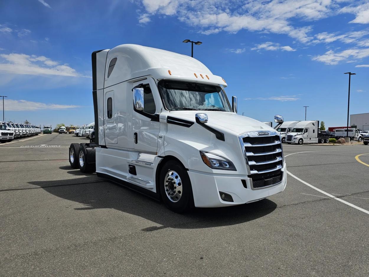 2024 Freightliner Cascadia 126 | Photo 3 of 22