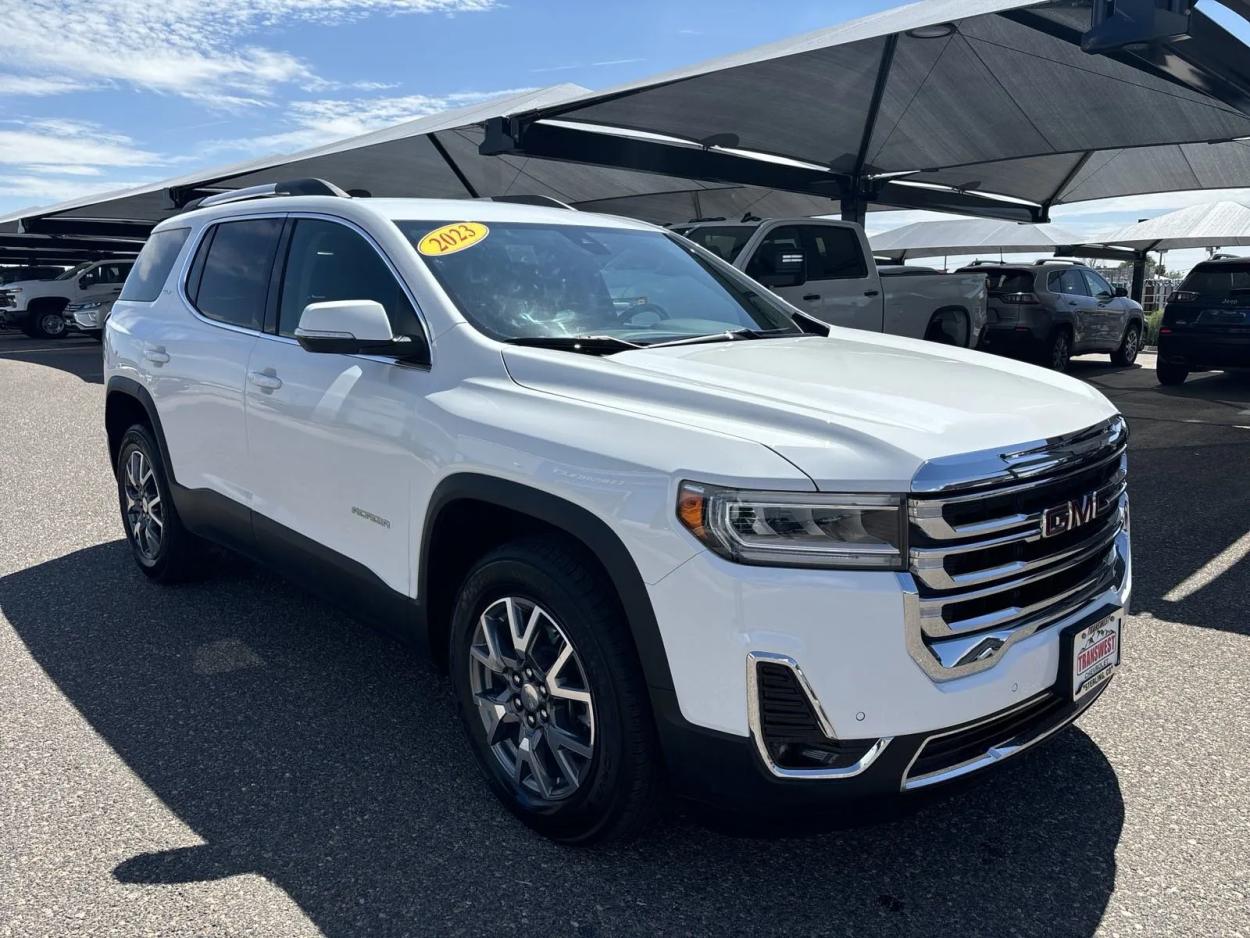 2023 GMC Acadia SLT | Photo 6 of 25