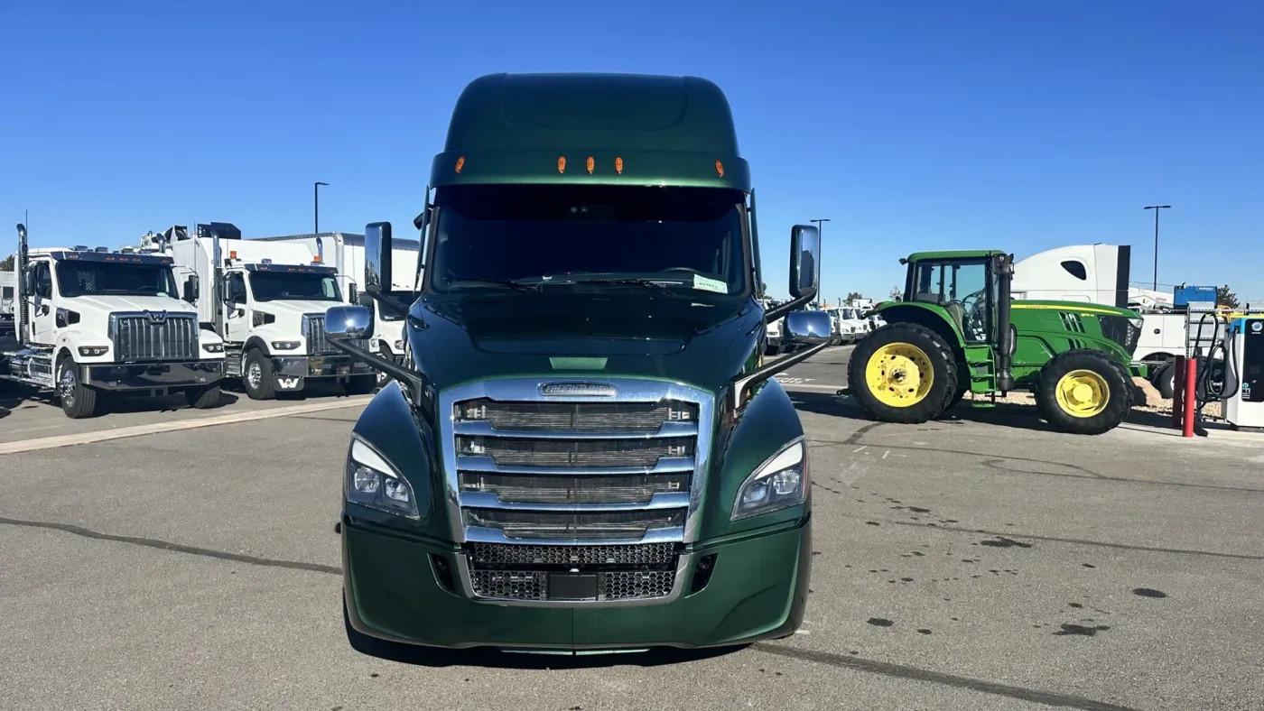 2025 Freightliner Cascadia 126 | Photo 2 of 19