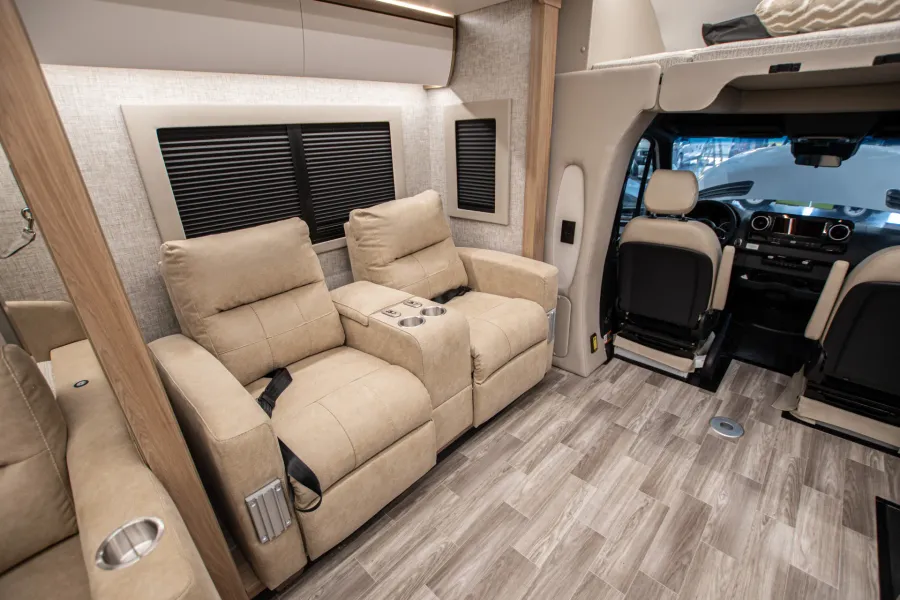 2025 Tiffin Wayfarer 25 XRW | Photo 12 of 16