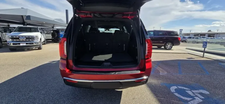 2023 GMC Yukon XL | Photo 8 of 31