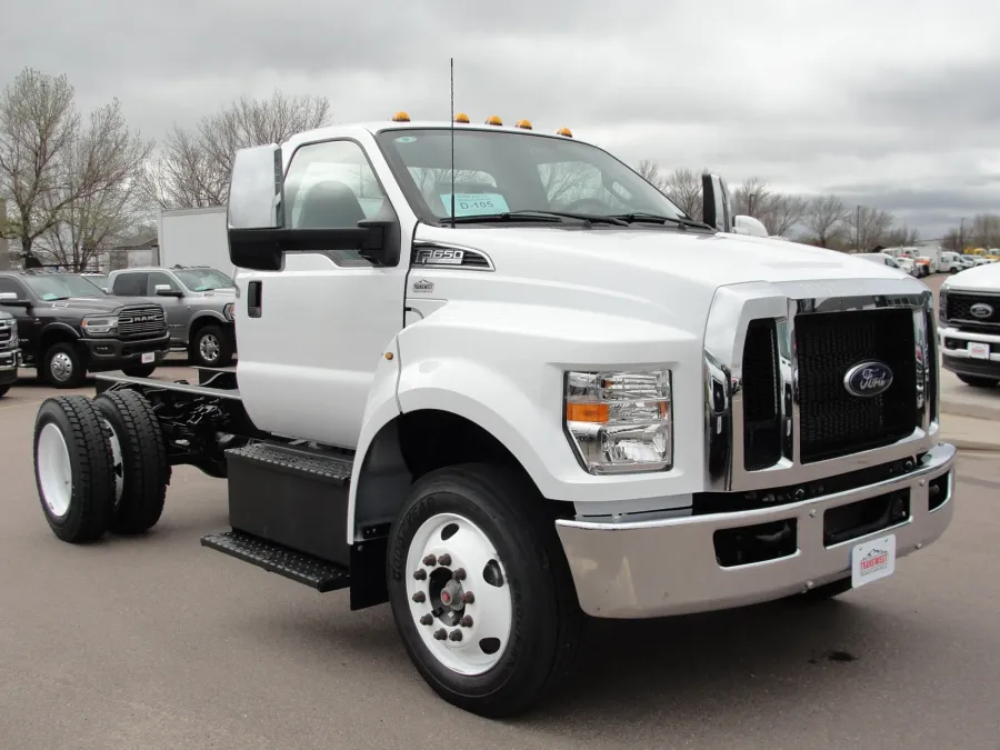 2025 Ford F-650 | Photo 7 of 12