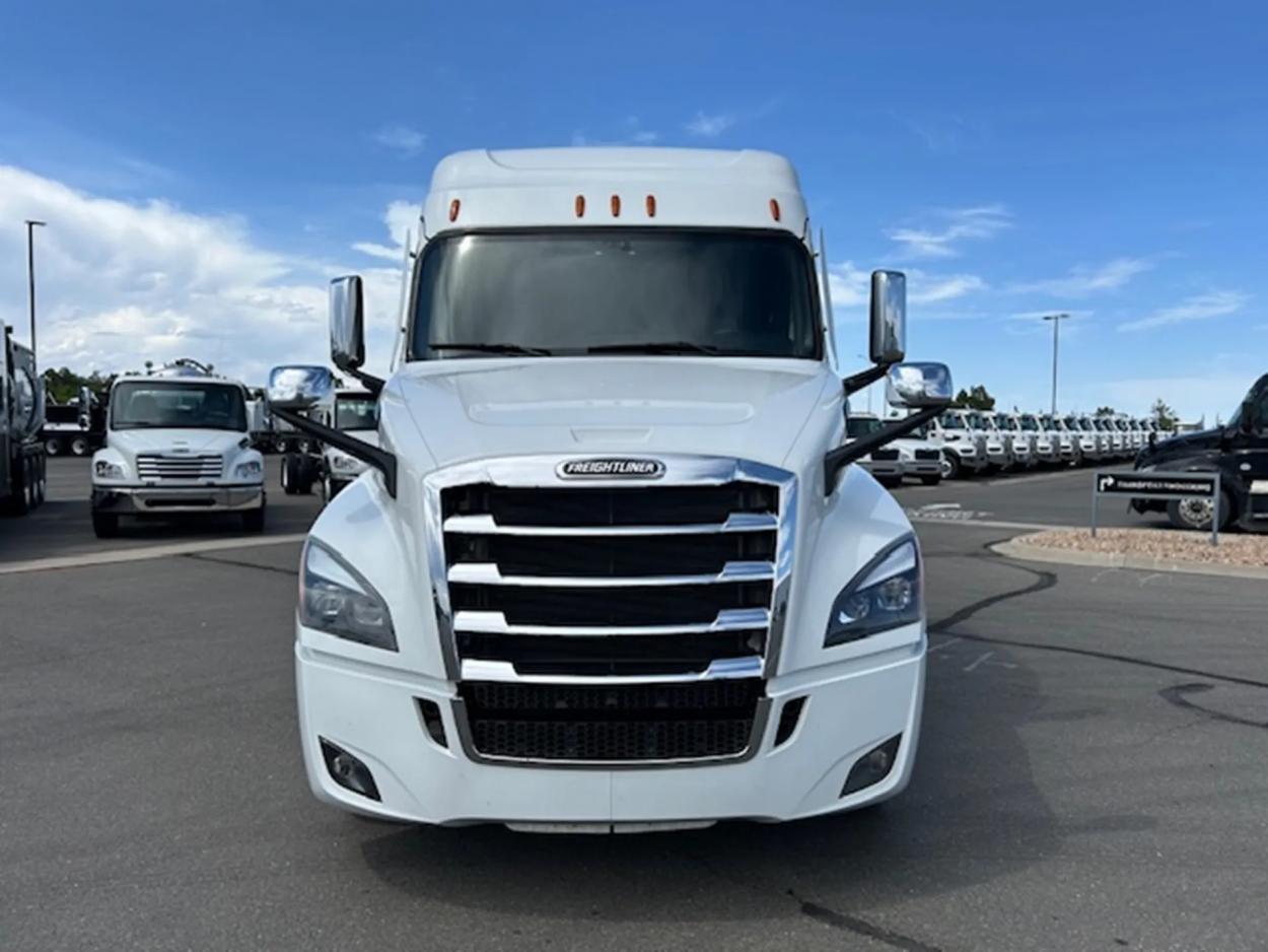 2021 Freightliner Cascadia 126 | Photo 2 of 21