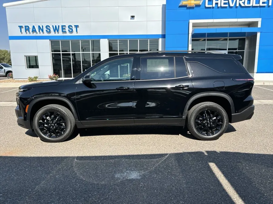 2024 Chevrolet Traverse AWD LT | Photo 1 of 24