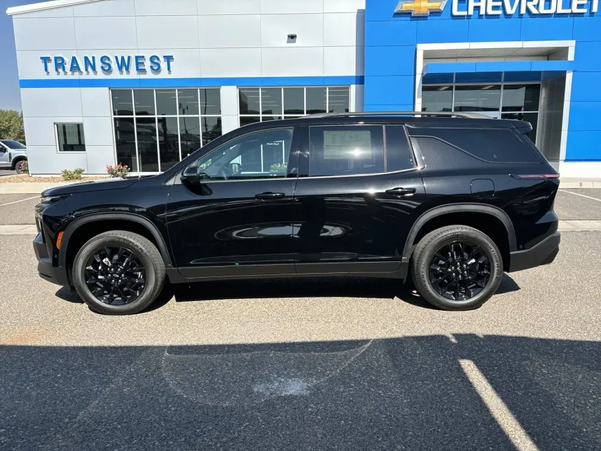 2024 Chevrolet Traverse AWD LT | Photo 1 of 24