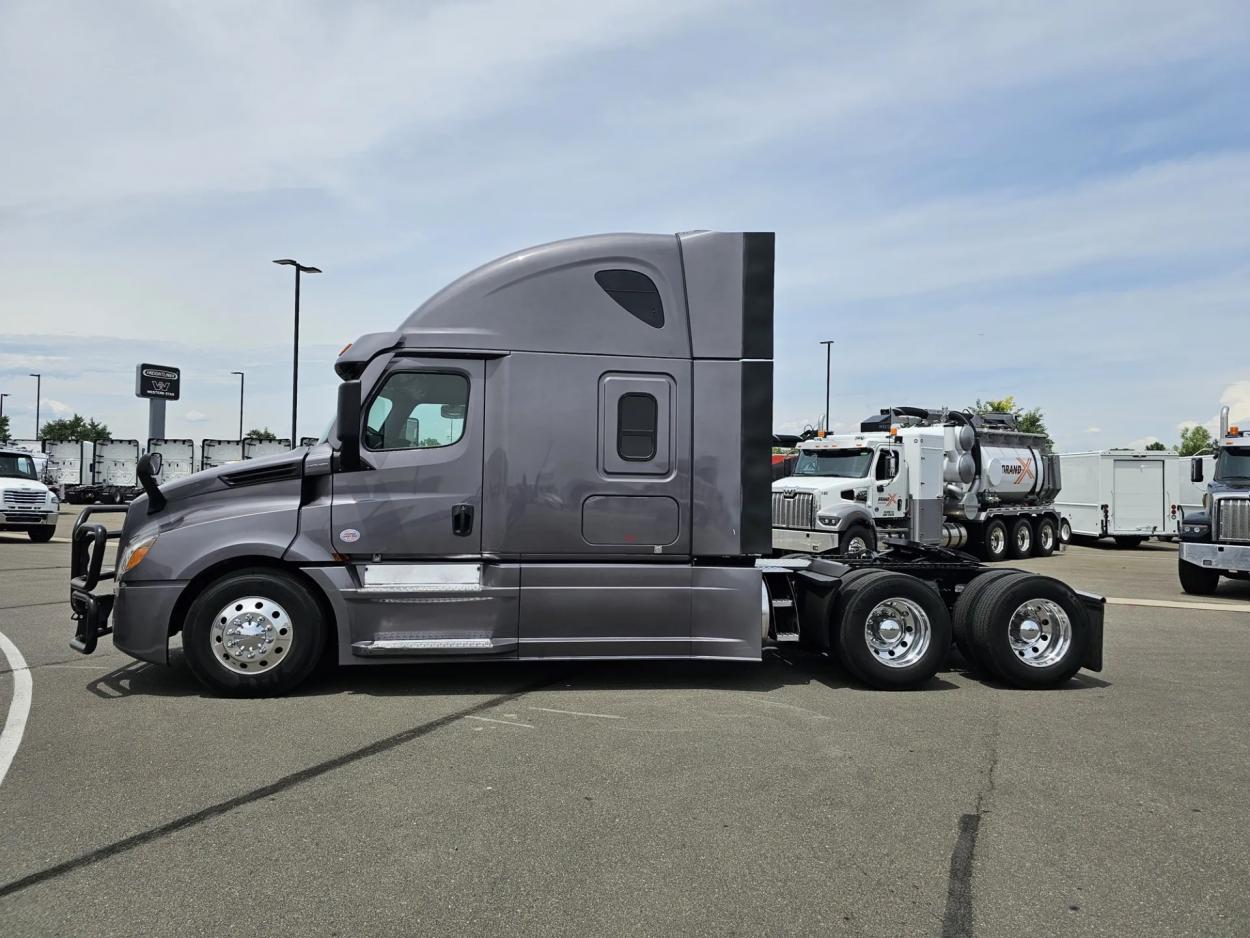 2023 Freightliner Cascadia 126 | Photo 5 of 18