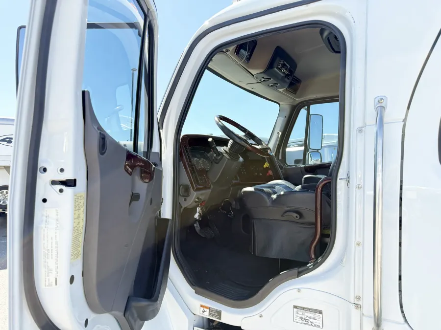 2015 Freightliner M2 106 Sportchassis | Photo 3 of 25