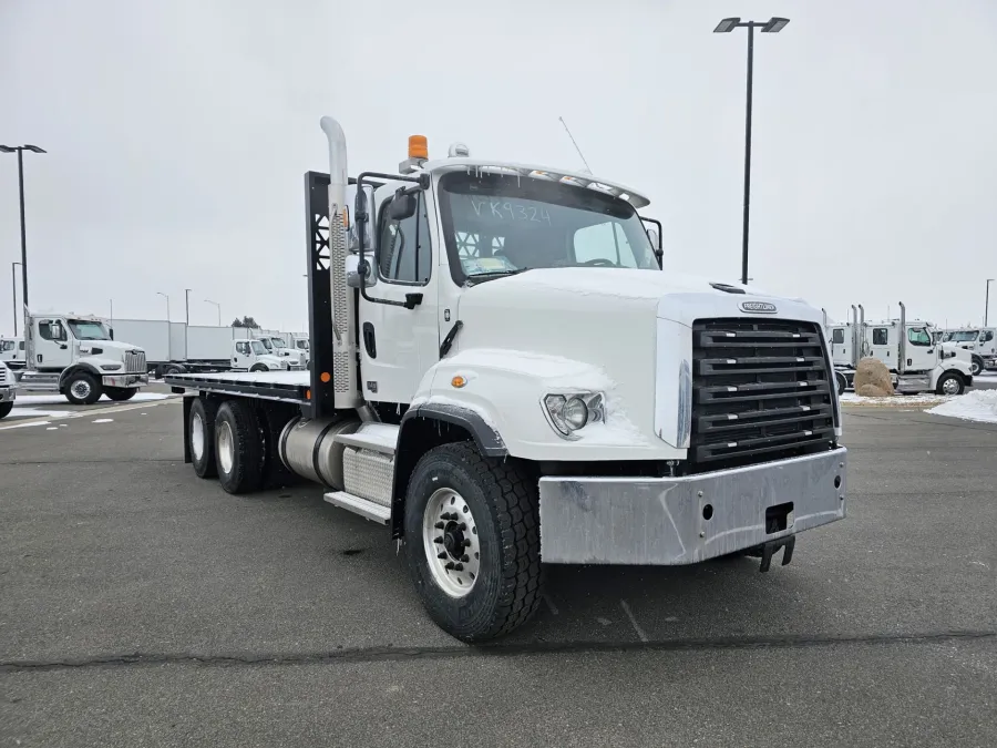 2025 Freightliner 114SD | Photo 3 of 17