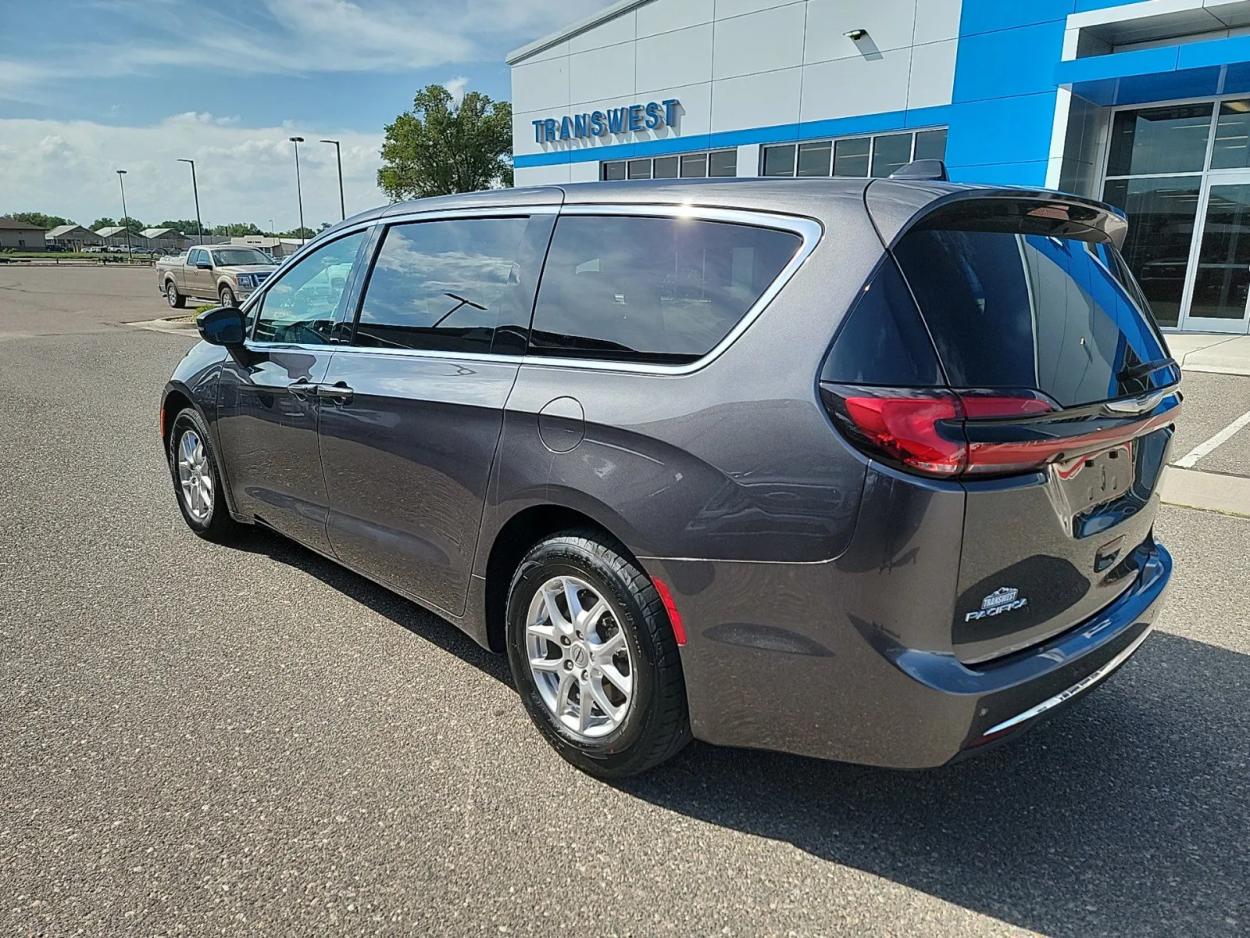 2023 Chrysler Pacifica Touring L | Photo 2 of 18