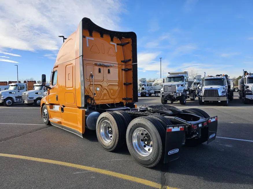 2025 Freightliner Cascadia 126 | Photo 6 of 23