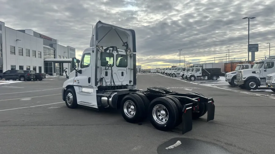 2017 Freightliner Cascadia | Photo 7 of 16