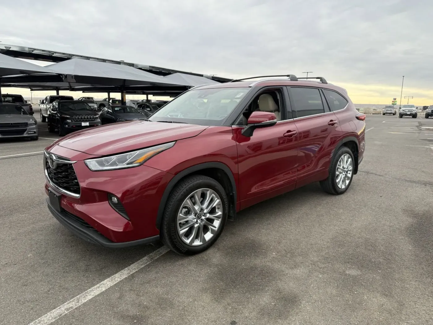 2022 Toyota Highlander Limited | Photo 3 of 17