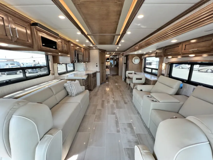 2023 Newmar Ventana 4037 | Photo 4 of 35