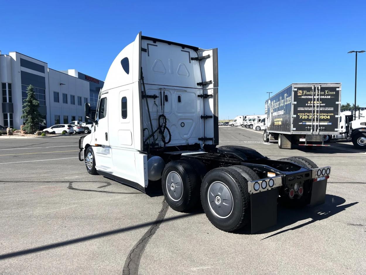2020 Freightliner Cascadia 126 | Photo 7 of 18