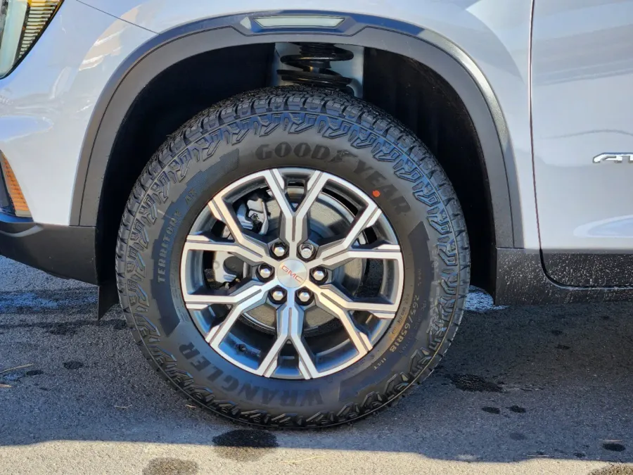 2025 GMC Acadia AWD AT4 | Photo 23 of 30