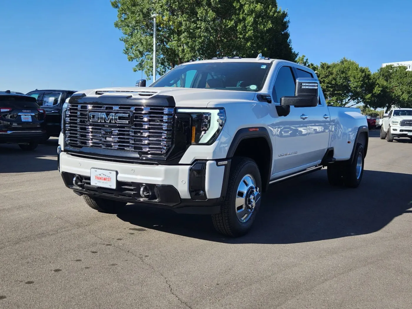 2025 GMC Sierra 3500HD Denali Ultimate | Photo 3 of 30