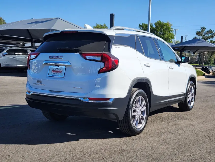 2024 GMC Terrain SLT | Photo 2 of 28