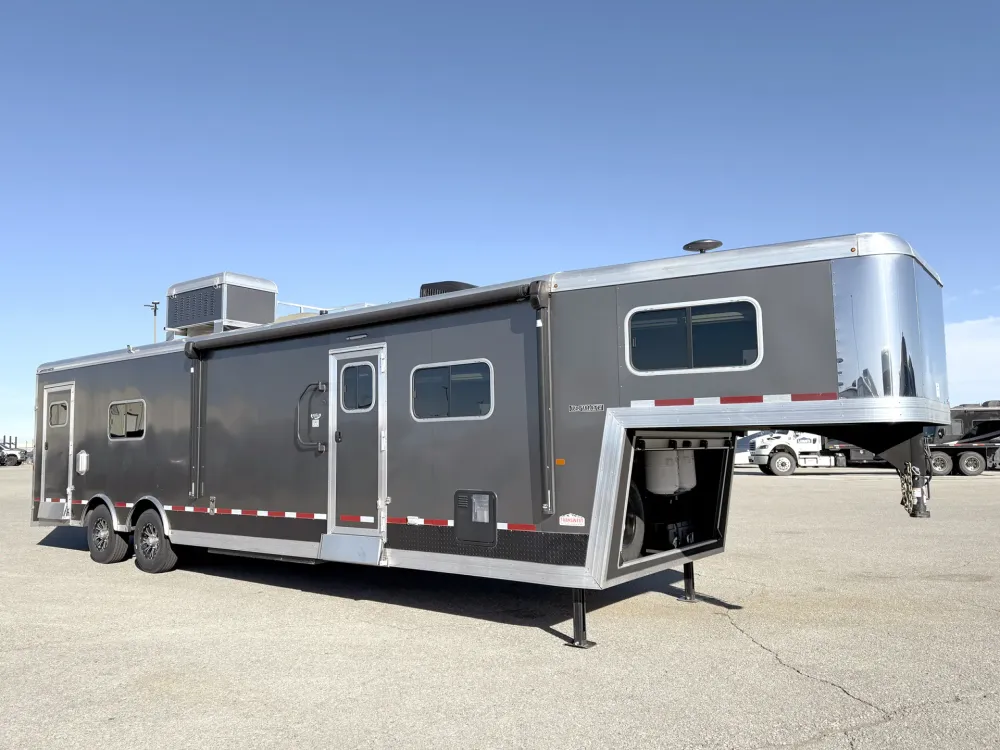 2019 Logan Coach Ultimate Sports Hauler