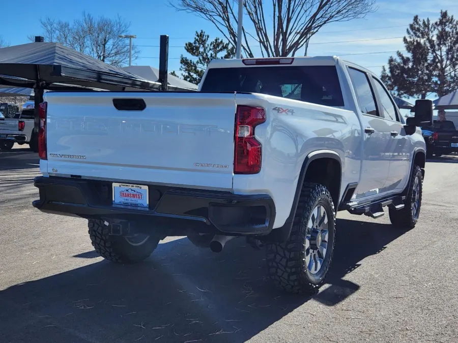 2022 Chevrolet Silverado 2500HD Custom | Photo 2 of 31