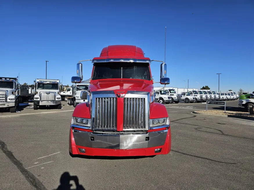 2020 Western Star 5700XE | Photo 2 of 18