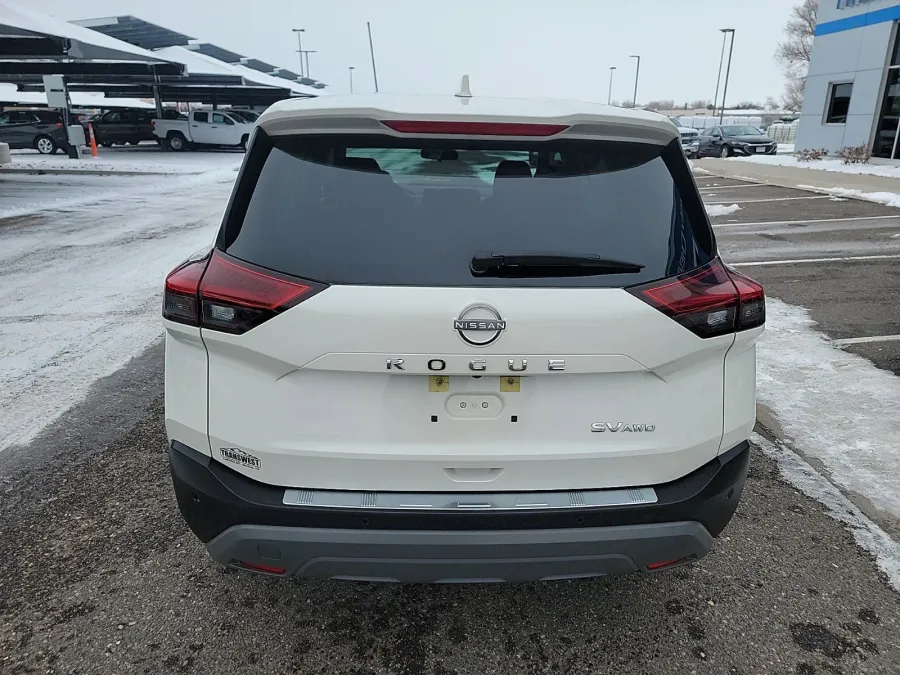 2023 Nissan Rogue SV | Photo 4 of 14