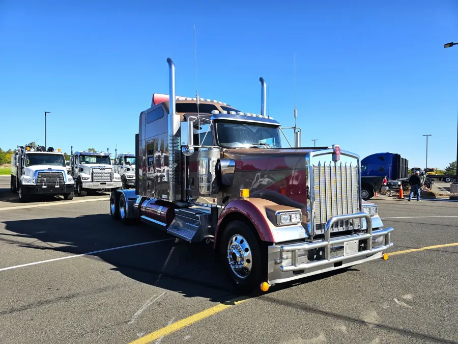 2022 Kenworth W900 | Photo 3 of 31