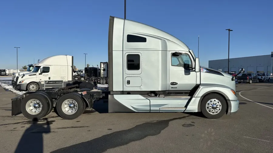 2024 Kenworth T680 | Photo 4 of 22