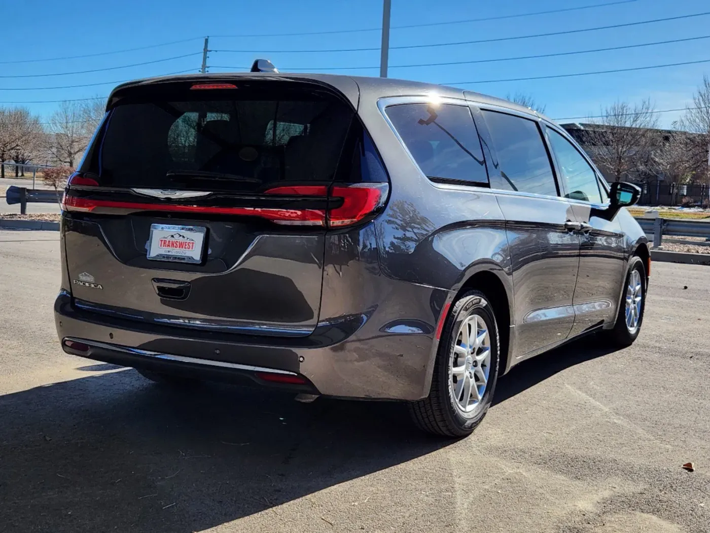 2023 Chrysler Pacifica Touring L | Photo 2 of 29