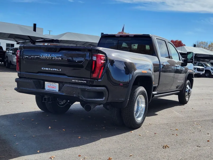 2025 GMC Sierra 3500HD Denali Ultimate | Photo 3 of 32