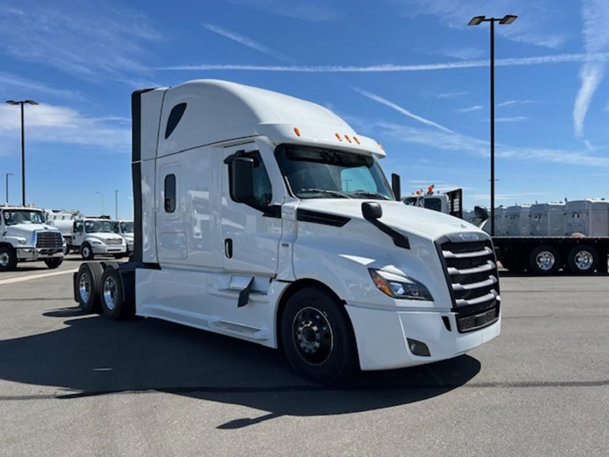 2025 Freightliner Cascadia 126 | Photo 6 of 20