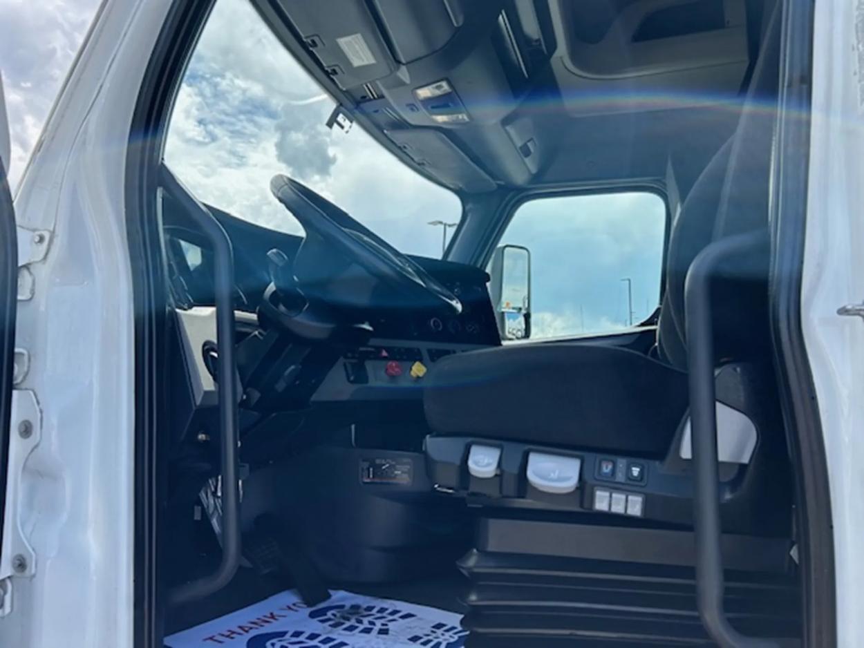 2021 Freightliner Cascadia 126 | Photo 11 of 21