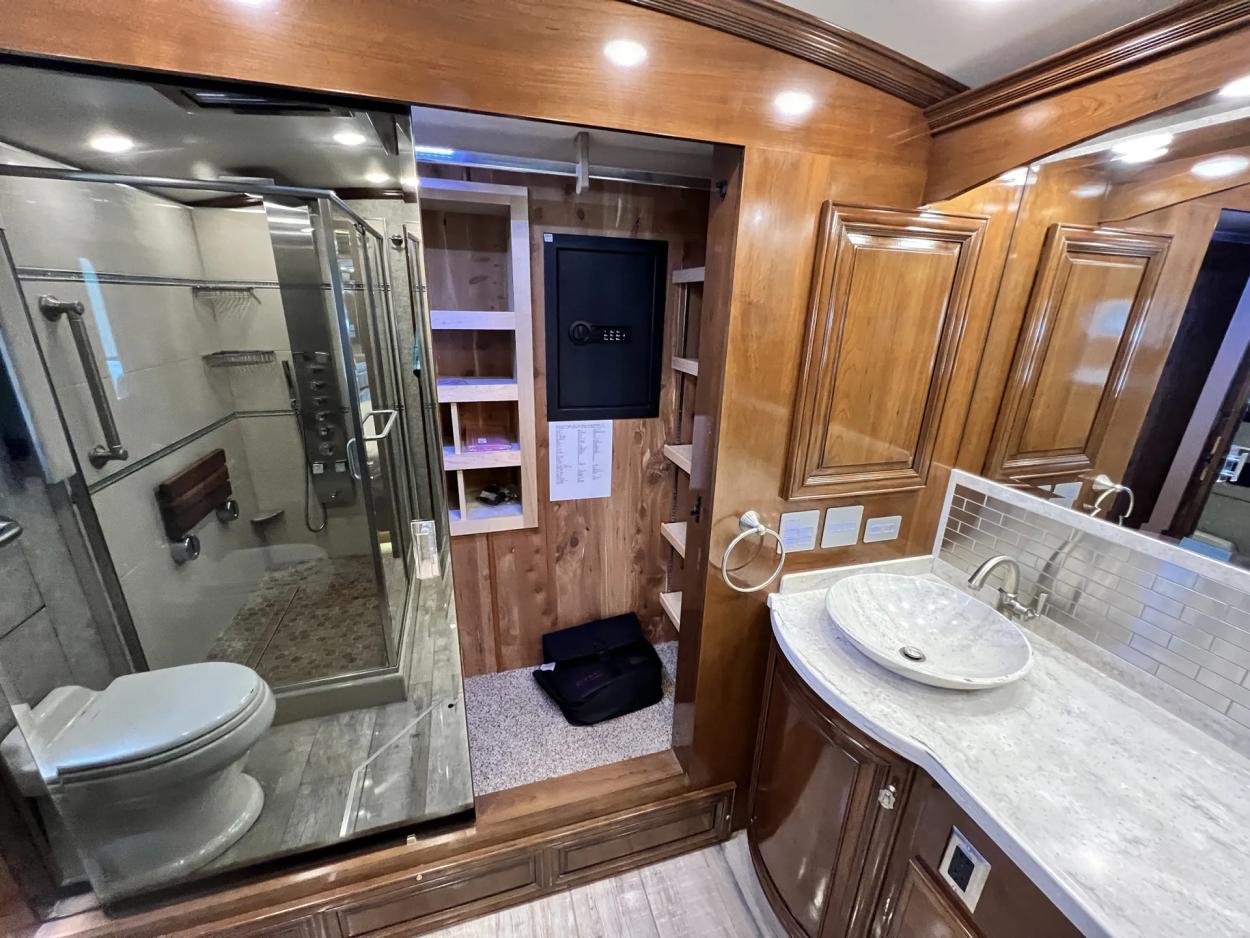 2019 Newmar Essex 4551 | Photo 20 of 34