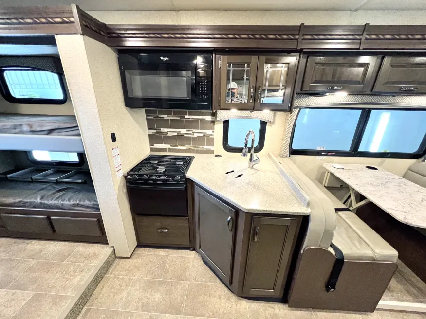 2017 Thor Chateau 31E | Photo 11 of 29