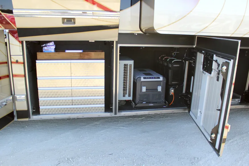 2016 Outlaw Prevost H3-45 Quad Slide | Photo 24 of 30