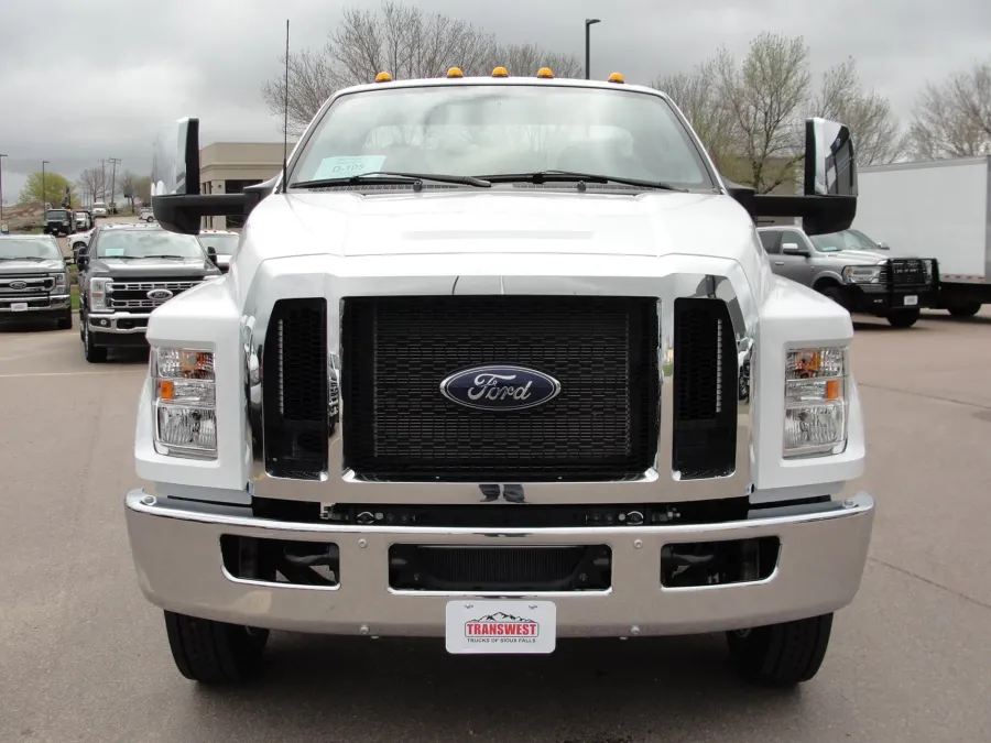 2025 Ford F-650 | Photo 8 of 12