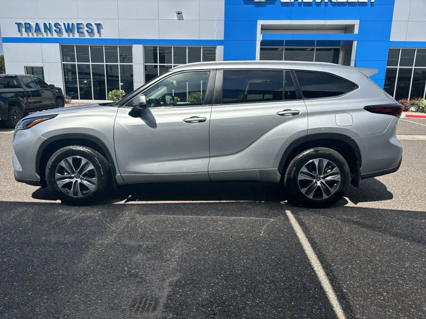 2024 Toyota Highlander XLE | Photo 1 of 25