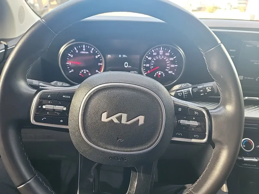 2022 Kia Carnival LXS | Photo 15 of 16