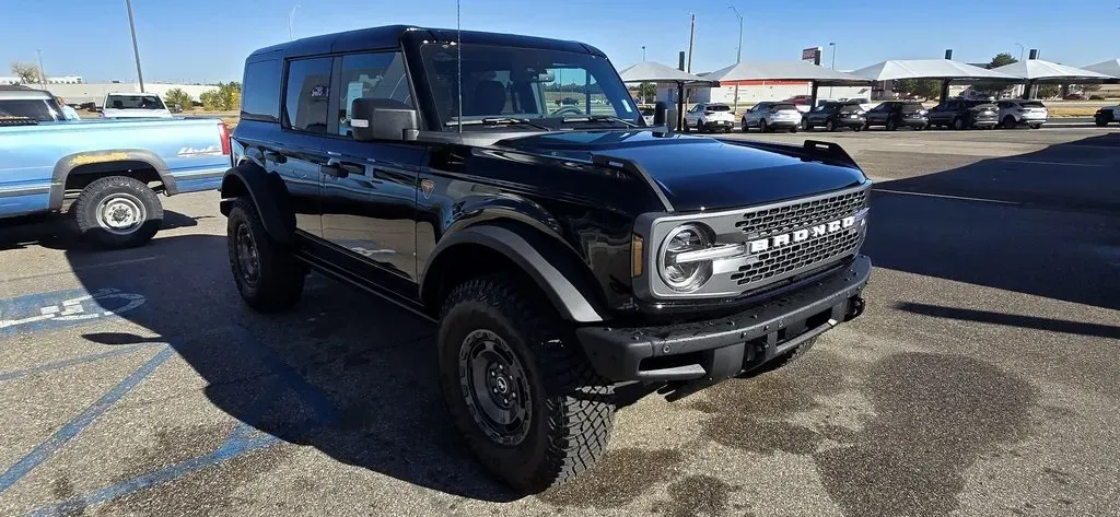 2024 Ford Bronco | Photo 3 of 25