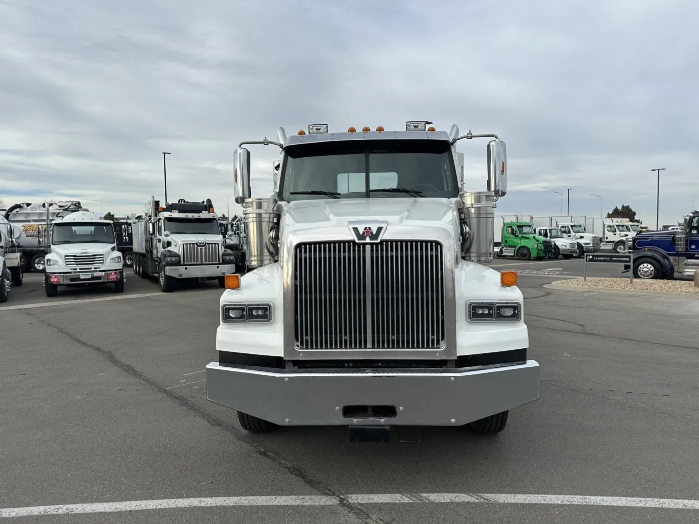 2020 Western Star 4900SA | Photo 2 of 18