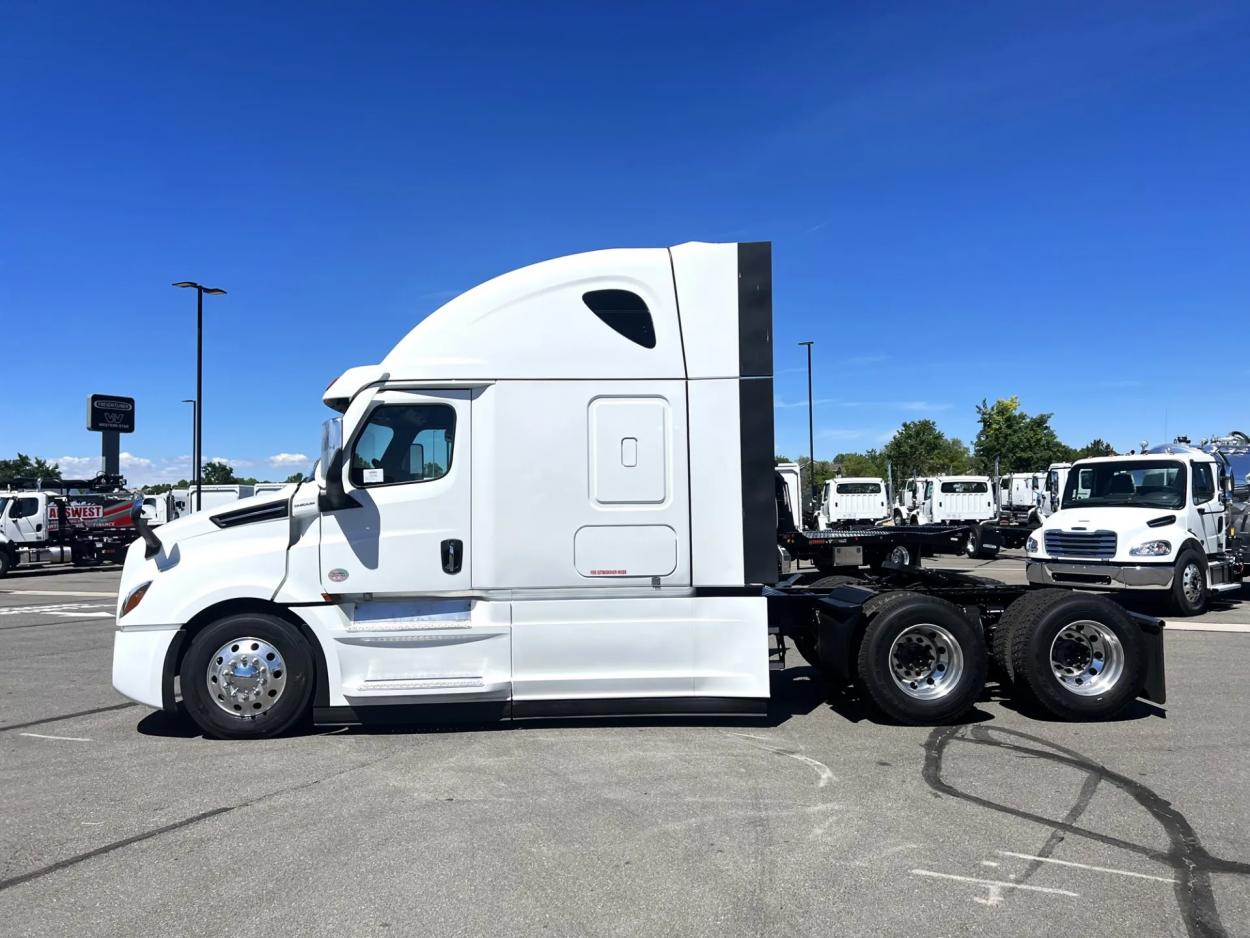 2023 Freightliner Cascadia 126 | Photo 8 of 18