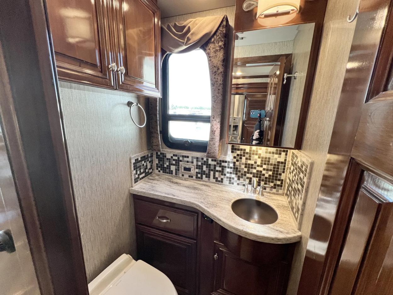 2015 Newmar Essex 4503 | Photo 11 of 29