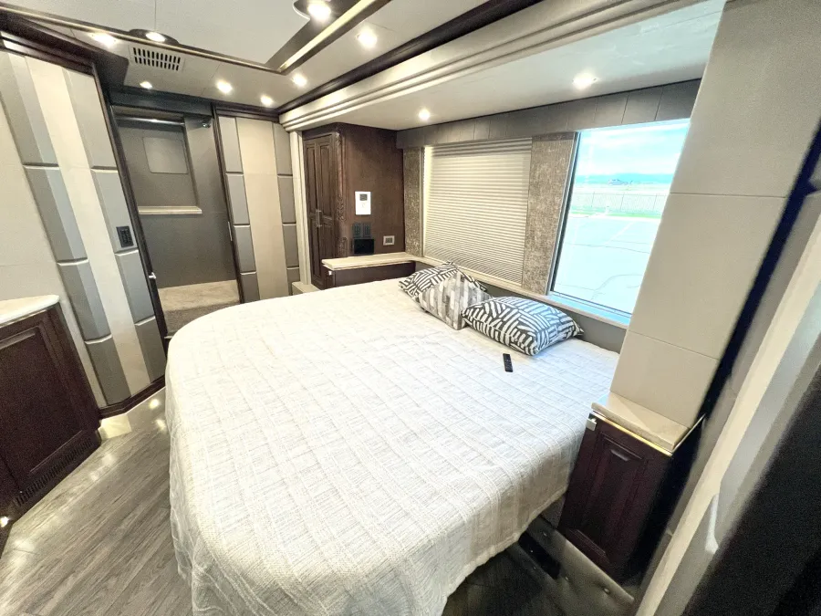 2017 Emerald Prevost X3 | Photo 15 of 37