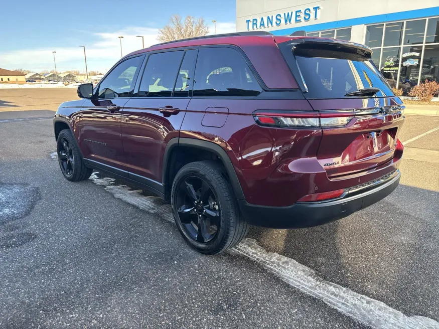 2023 Jeep Grand Cherokee Limited | Photo 2 of 23