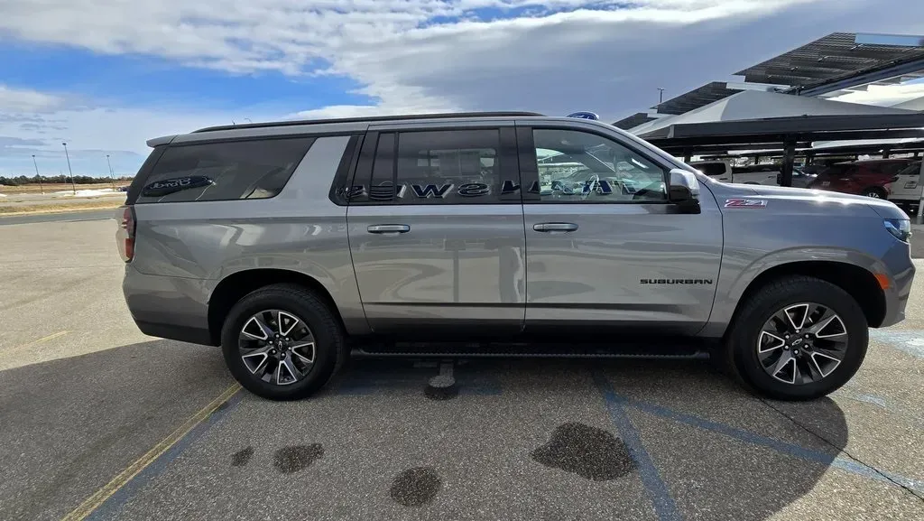 2022 Chevrolet Suburban | Photo 4 of 31