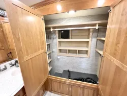 2019 Newmar Dutch Star 4363 | Thumbnail Photo 20 of 31