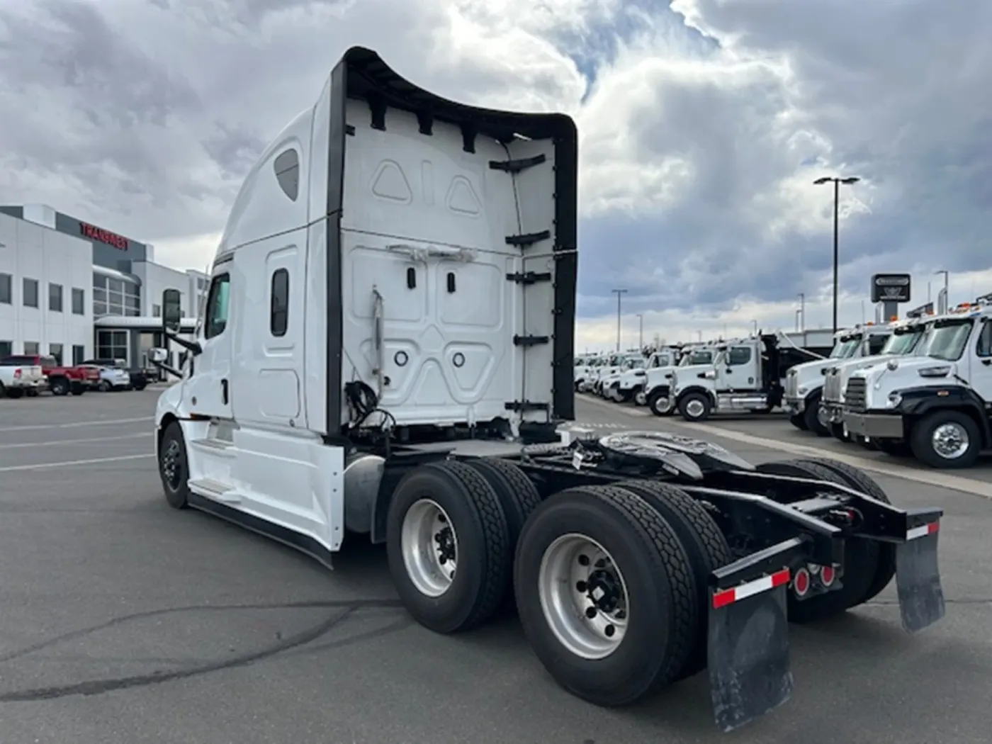 2026 Freightliner Cascadia 126 | Photo 4 of 19