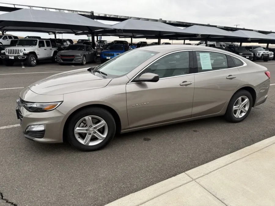 2024 Chevrolet Malibu LT | Photo 3 of 14