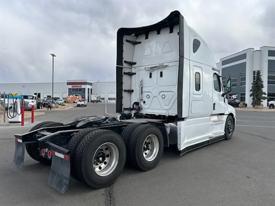 2026 Freightliner Cascadia 126 | Photo 5 of 18